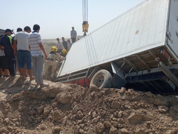 В Кашкадарье разбился грузовик с арбузами, в кабине застряли 2 человека