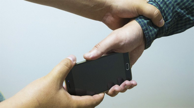 В Бухаре задержали двух злоумышленников, которые силой отобрали у гражданина «iPhone XS»