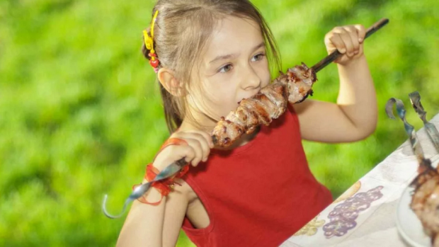 В детских садах Узбекистана детям начали подавать мини-шашлыки