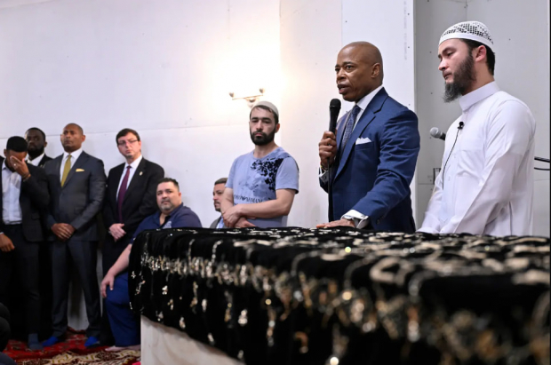 Мэр Нью-Йорка посетил похороны узбекистанца