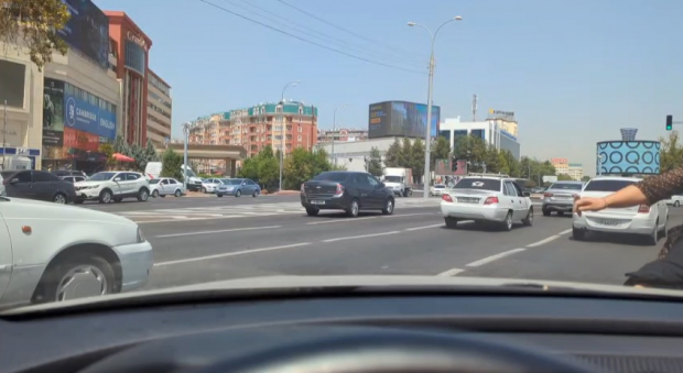 В Ташкенте женщина разбила автомобиль блогера Никиты Макаренко - видео