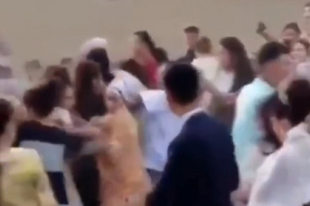 На узбекской свадьбе подруги невесты устроили массовую драку — видео