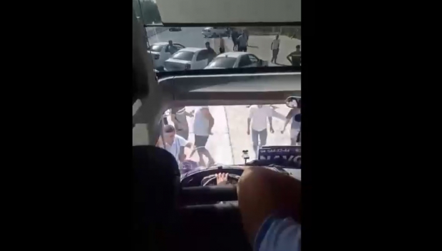 В Самаркандской области неизвестные перекрыли дорогу автобусу и забросали его камнями - видео