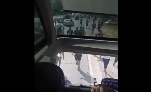 За бросание камней в автобус в Самаркандской области арестованы 14 граждан