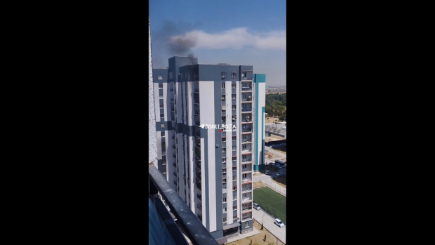 В одном из многоэтажных домов Ташкента вспыхнул пожар — видео
