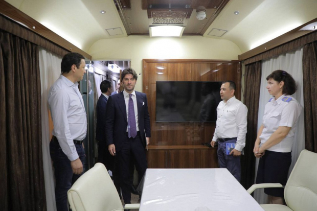 Итальянцы представили в Узбекистане новый туристический поезд