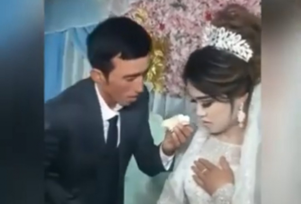 На узбекской свадьбе жених одним действием унизил невесту и вот что произошло — видео