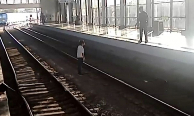 В ташкентском метро парень спрыгнул на рельсы
