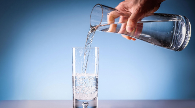 В США женщина умерла после того, как быстро выпила два литра воды на жаре