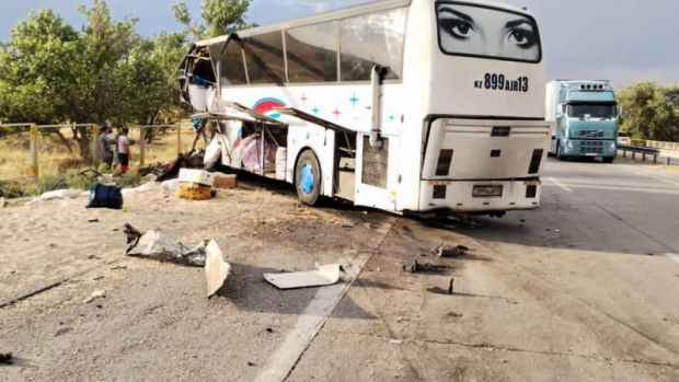 На трассе «Алматы — Ташкент» автобус врезался в грузовик, есть погибшие — видео