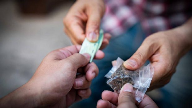 На рынке в Бухаре мужчина продавал марихуану