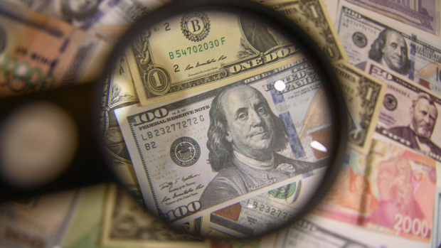 Экономист объяснил, почему в Узбекистане резко вырос доллар