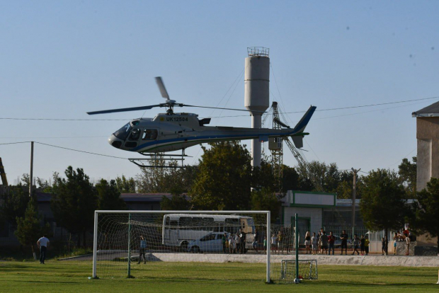 В Навоийской области во время футбольного матча на поле сел вертолет