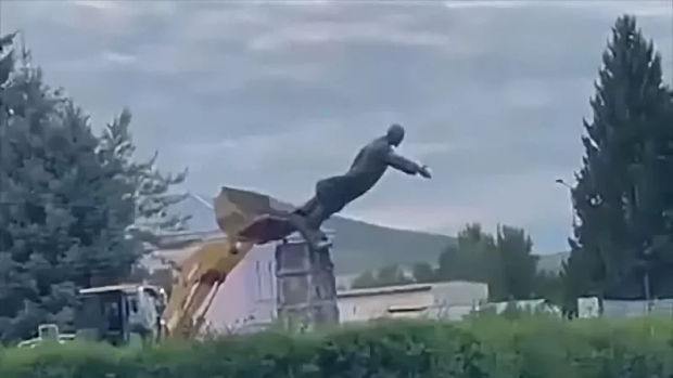 В Казахстане снесли памятник Ленину