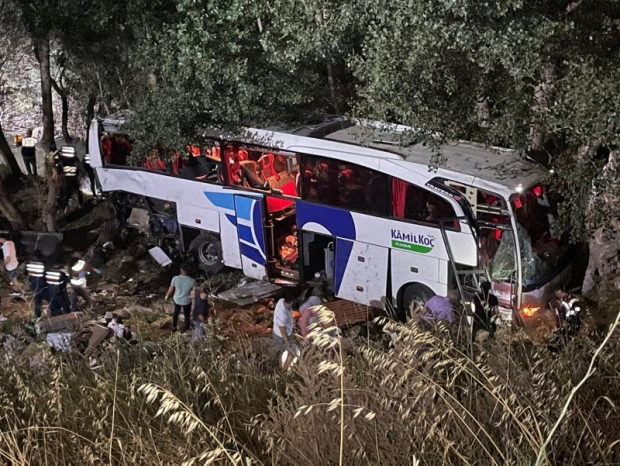 В Турции в катастрофе автобуса туристической компании погибли 12 человек