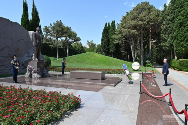 Шавкат Мирзиёев возложил цветы к могиле великого государственного и политического деятеля Гейдара Алиева