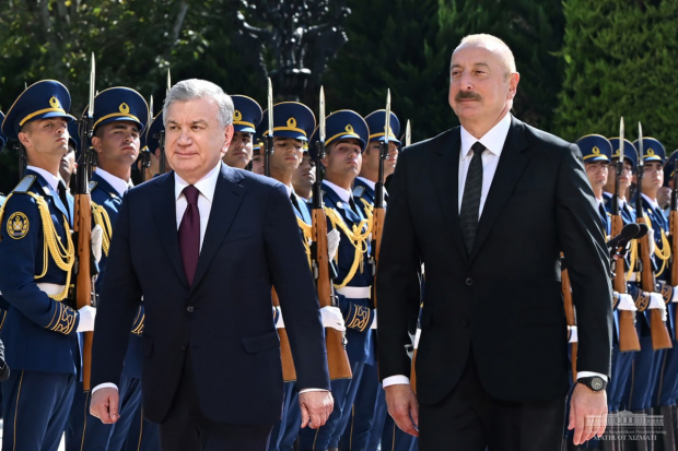 В Баку состоялась торжественная церемония официальной встречи Президентов Узбекистана и Азербайджана