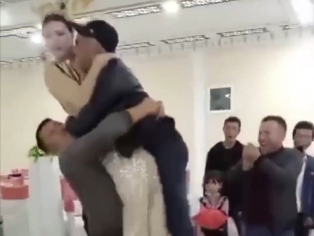 На узбекской свадьбе двое мужчин опозорили танцовщицу у всех на виду — видео