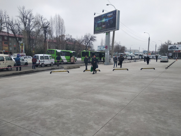 В УБДД ГУВД Ташкента сообщили о взятии на особый контроль парковку автомобилей на автобусных остановках