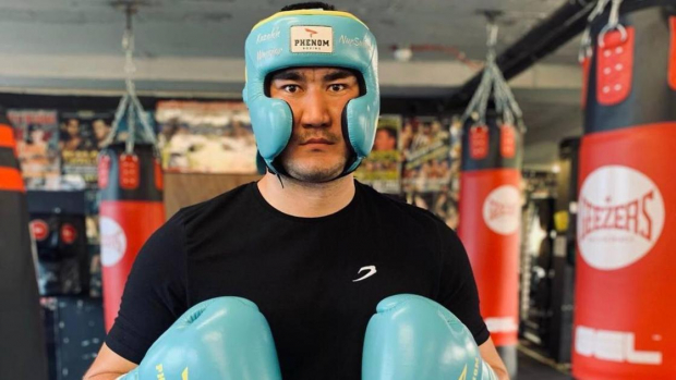 Казахстанский боксёр был дисквалифицирован после боя с узбекистанцем