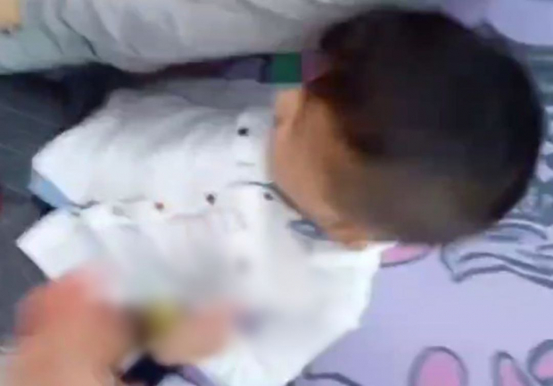 В Андижане воспитатель частного детсада избила детей — видео