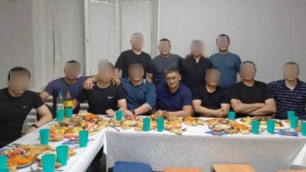 «Не тюрьма, а курорт», — в Казахстане обсуждают фото генерала, находящегося в тюрьме