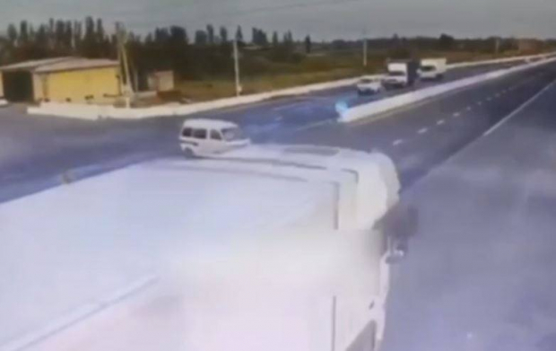 В Фергане произошло жуткое ДТП с участием грузовика, есть погибшие — видео