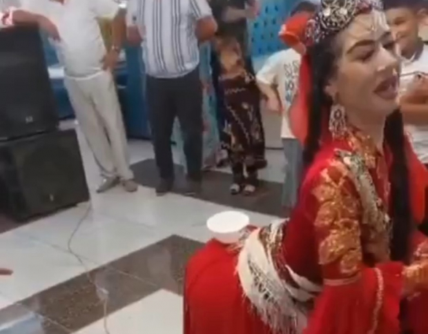Новая традиция на узбекской свадьбе разгневала пользователей — видео
