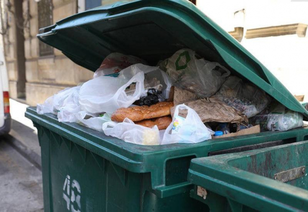 Заваливают мусором контейнеры многоэтажек жители частного сектора Бердска