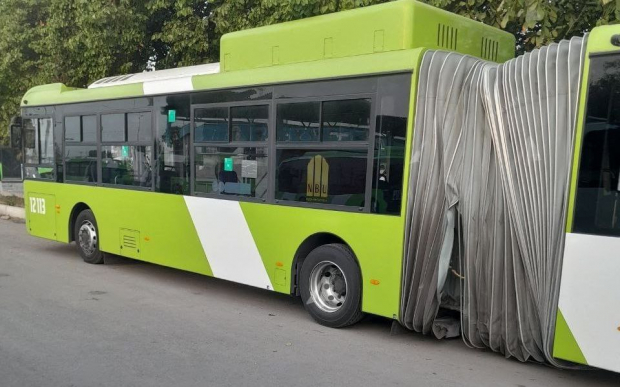В Ташкенте у нового автобуса порвалась «гармошка»