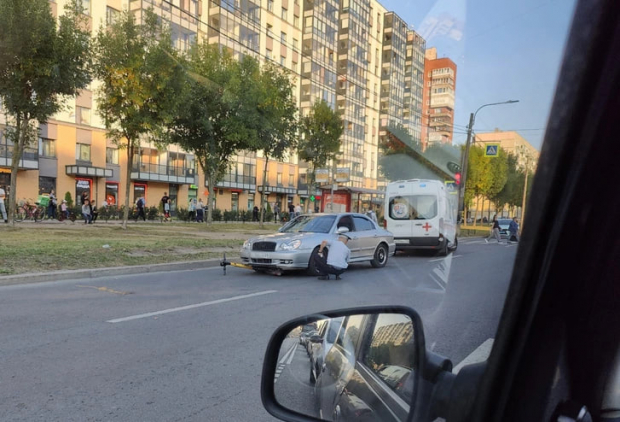 В России столкнулись два узбекистанца на автомобиле и самокате