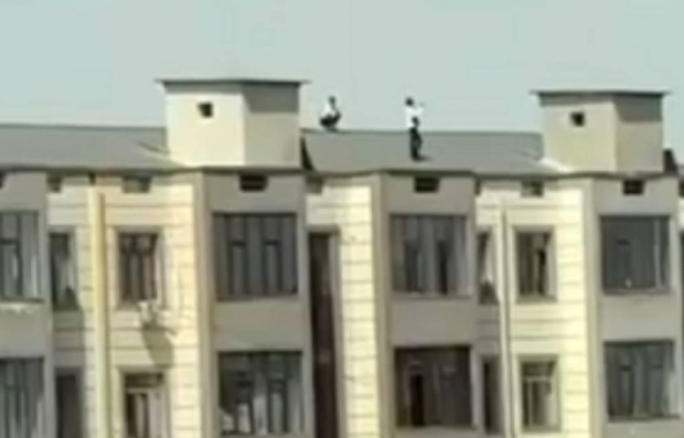 В Ташкенте два девятиклассника забрались на крышу многоэтажного дома ради эффектных селфи — видео