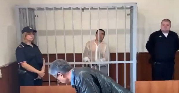 Узбекистанца, которого в РФ подозревают в двух жестоких убийствах, арестовали на два месяца - видео