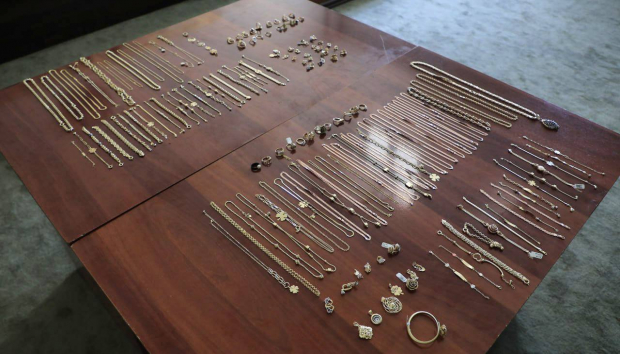 В Андижане двое граждан пытались незаконно ввезти более 1кг золотых украшений