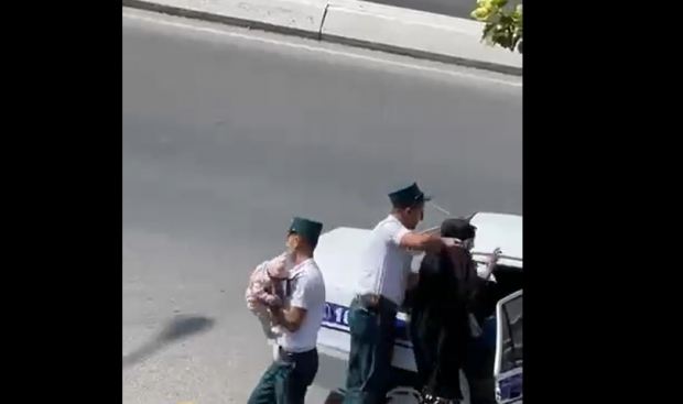 В Фергане уволили сотрудника ППС, который пнул женщину - видео