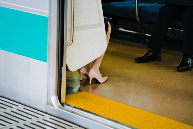 Сексуальное домогательство японки в общественном транспорте публично