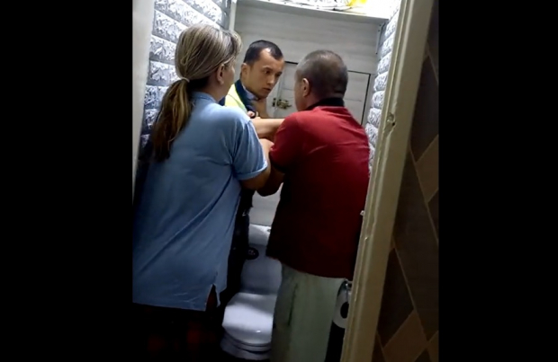 В Узсувтаминот показали кадры с нападениями на их сотрудников, которые приходят отключать воду должникам