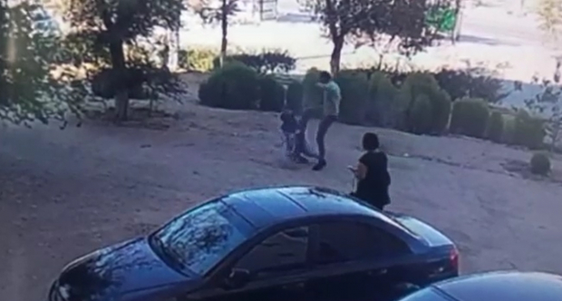 В Зарафшане мужчина жестоко избил женщину - видео
