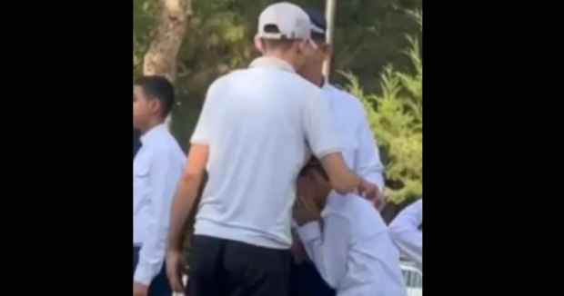 В одной из школ Ташкента ученик школы получил удар в живот во время урока - видео