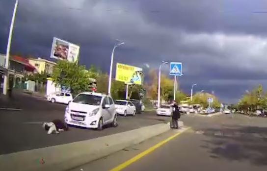 В Ташкенте Spark сбил пожилую женщину на пешеходном переходе — видео