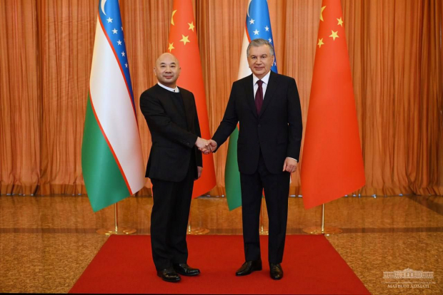 Шавкат Мирзиёев в Пекине принял председателя индустриально-промышленного холдинга «Amer International»