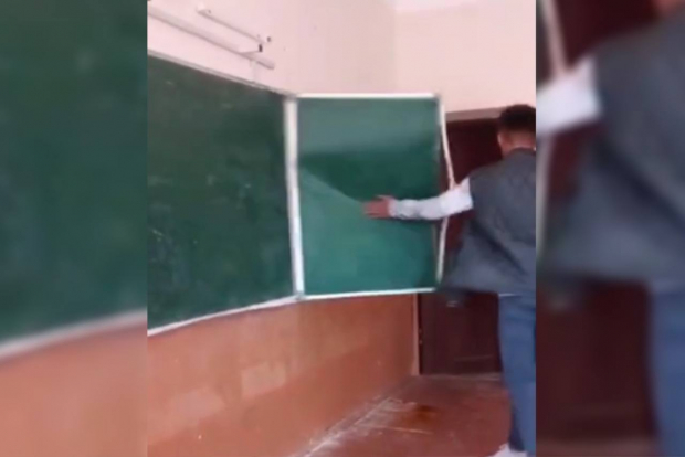 В Самаркандской области ученик 10 класса разбил классную доску ударом руки — видео
