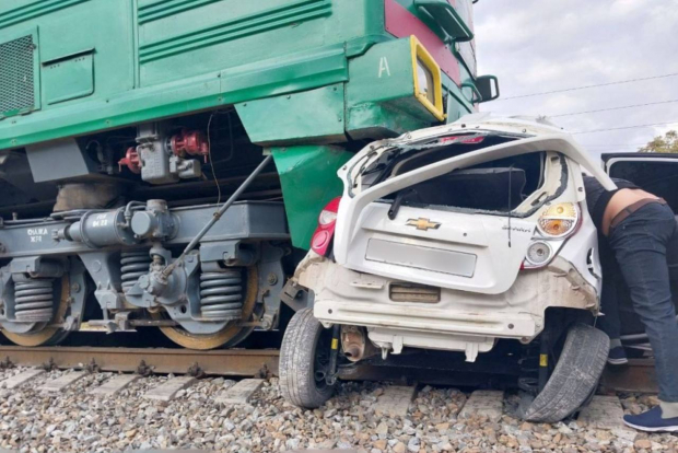 В Сурхандарье на железнодорожном переезде произошло трагическое ДТП — видео