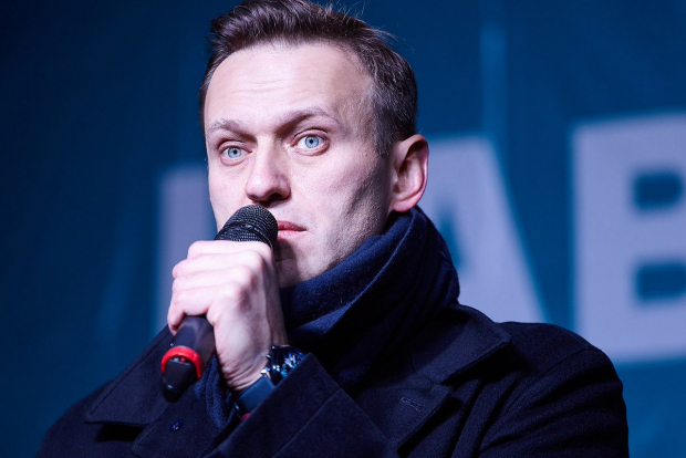 Навальный отказался выходить из камеры, его «потащили к следователю»