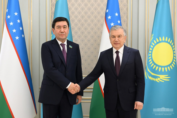 Шавкат Мирзиёев провёл встречу с Председателем Мажилиса Парламента Республики Казахстан