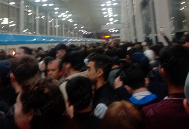 Забытая в метро сумка привела к столпотворению людей