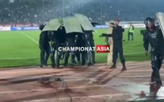Правоохранительные органы спасли арбитра во время матча в Андижане — видео