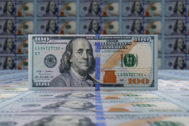 Курс доллара в коммерческих банках Узбекистана побил новый рекорд, превысив отметку в 12 300 сумов