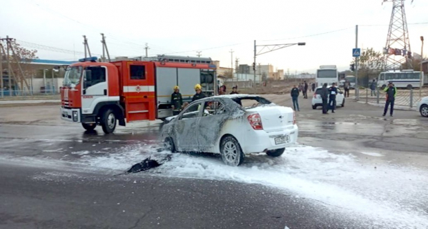 В Алмалыке после столкновения с автобусом загорелся Сobalt — видео