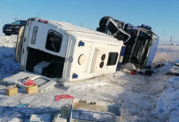 В России узбекистанец за рулем грузовика влетел в карету скорой помощи, есть погибшие